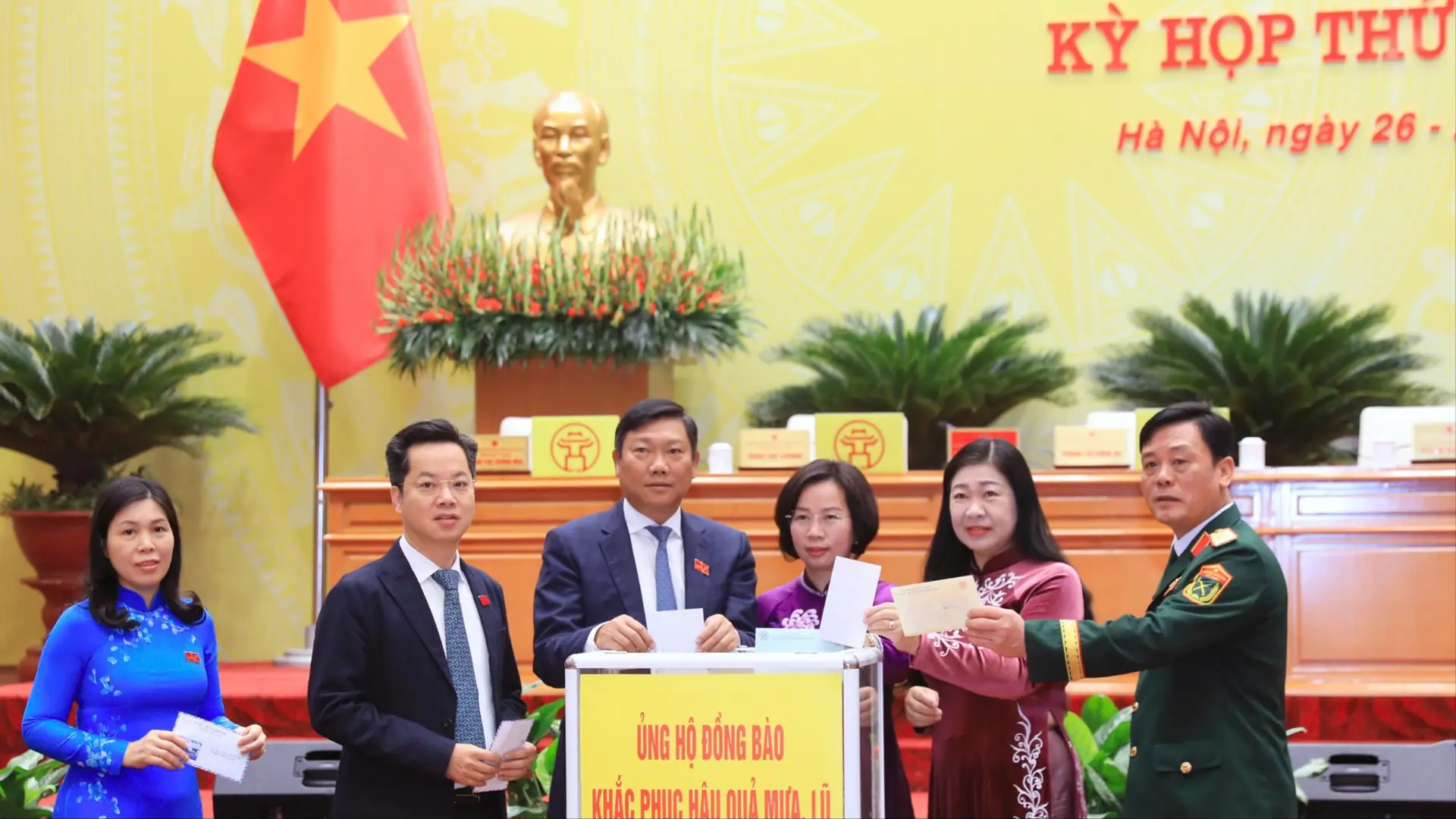 Đại biểu HĐND TP Hà Nội ủng hộ đồng bào lũ lụt